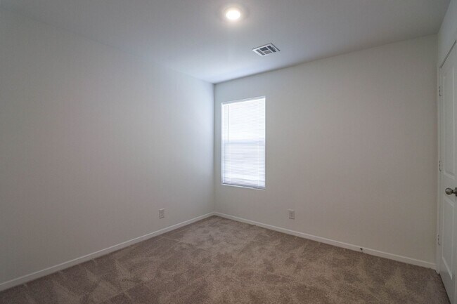 Building Photo - 3202 S 15th Pl