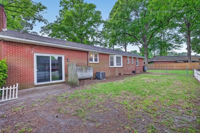 Building Photo - Brick Corner Ranch in Oak Manor-Chesapeake!