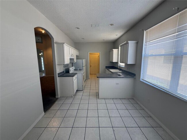 Building Photo - 1976 Willow Wood Dr