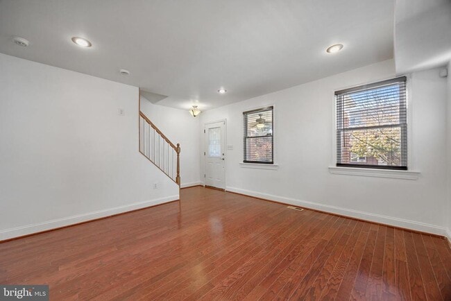 Building Photo - 458 Oakwood St SE