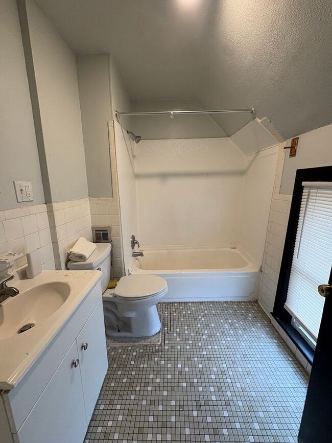 Building Photo - 629 Jay St