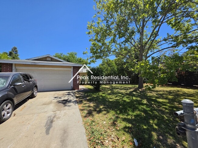 Building Photo - Cute 2bd/1ba Sacramento Duplex With 1-Car Garage