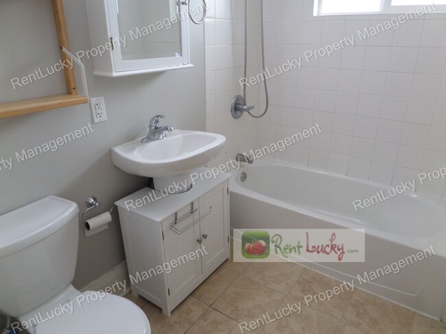 Building Photo - Super-Cute 3-Bedroom House in Fantastic Re...