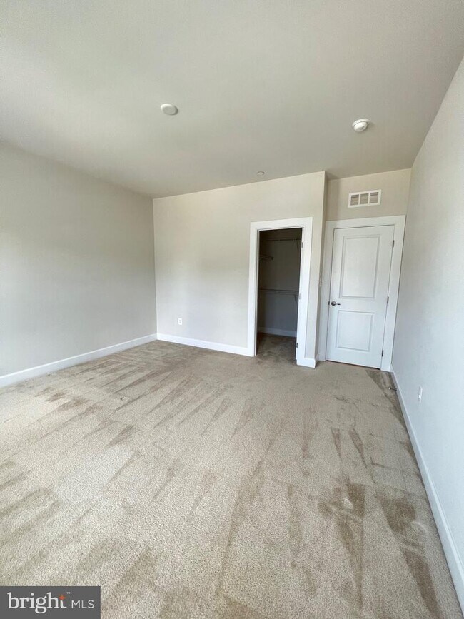 Building Photo - 8227 S Maple Lawn Blvd