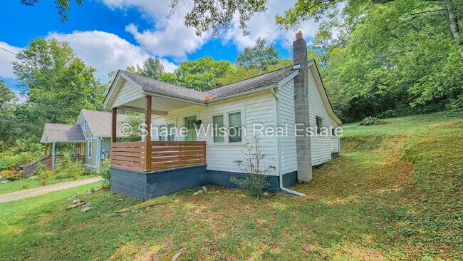 Building Photo - Cute little 2 BR / 1 BA up for lease!