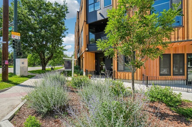 Building Photo - Urban 1-bedroom/ 1-bath Corner Unit in Cit...