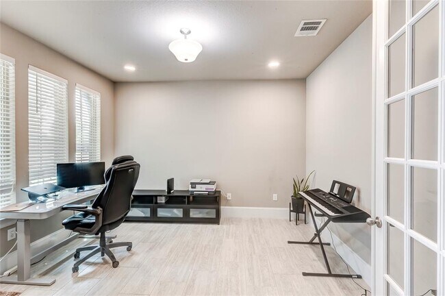 Building Photo - 405 Millard St