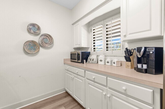 Building Photo - Furnished Resort 2/2 Condo, on Golf Course, Lake Views