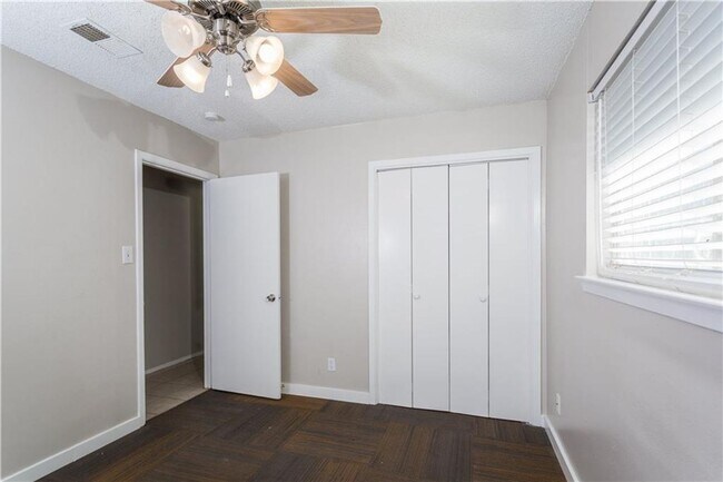 Building Photo - 3004 Pecan Springs Rd