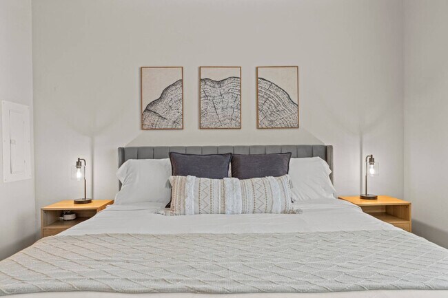 Building Photo - 711 W Broadway Rd