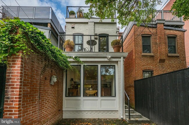 Building Photo - 1524 Swann St NW