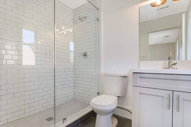 Building Photo - Huge (1,500 square feet) 2 bed, 2.5 bath in Lincoln Heights with parking, in-unit laundry and pri...