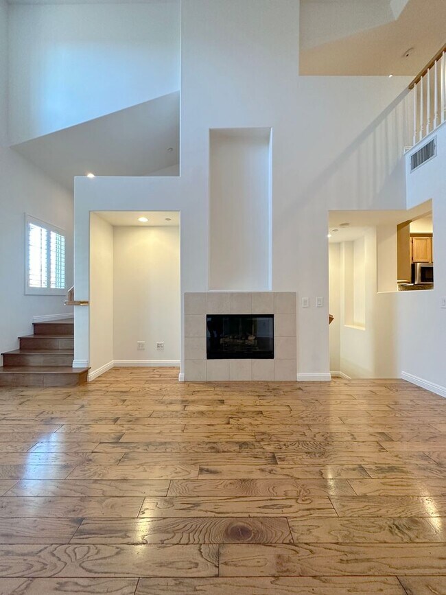 Building Photo - 2 BEDROOM 2.5 BATHROOM WITH LOFT HOME IN HIGHLY DESIRED BERKSHIRE TRACK