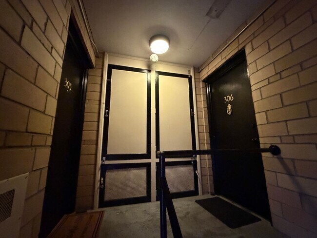 Building Photo - Turnkey Top-Floor Living in Gated Community Near City Park, Dining & Hospitals