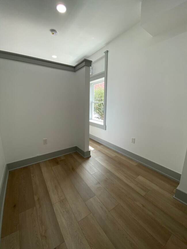 Building Photo - 627 Manor St