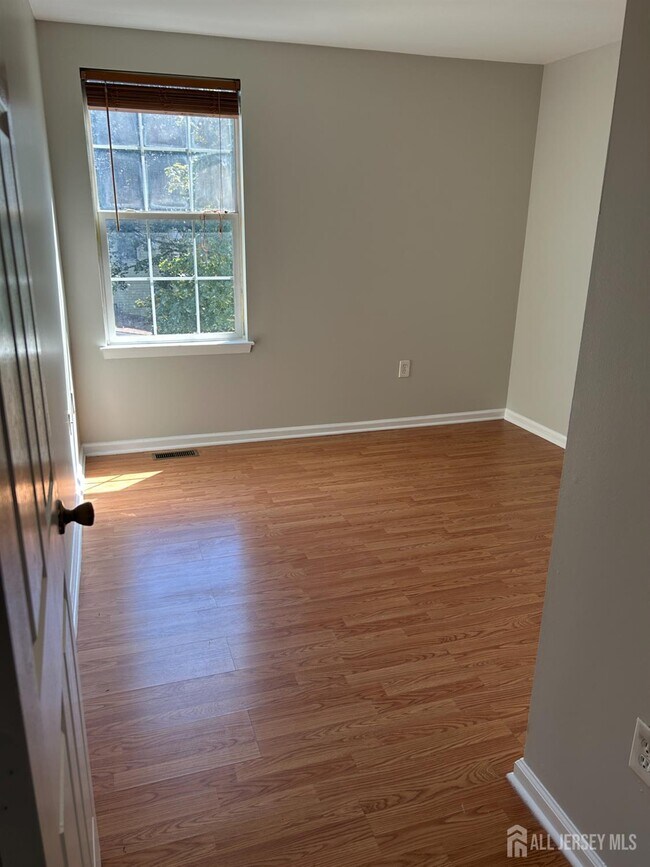 Building Photo - 114B Remsen Ave
