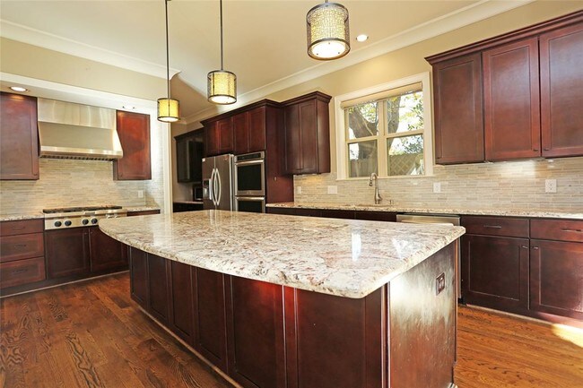 Building Photo - 1611 Wakefield Dr