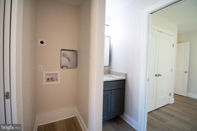 Building Photo - 14 Sandy Ln