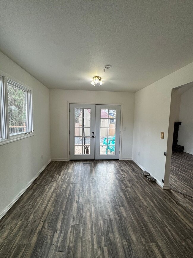 Building Photo - Southside townhouse with 2 car garage