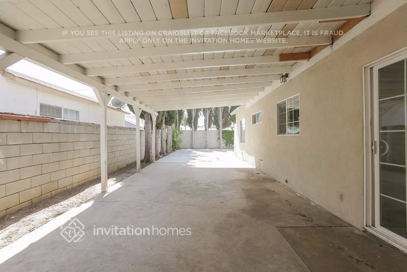 Building Photo - 17552 Cantara St