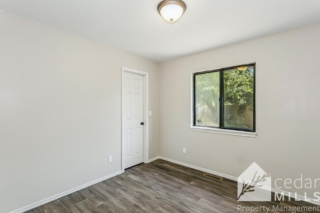 Building Photo - Updated 2 Bedroom Duplex - ANDOVER SCHOOLS!