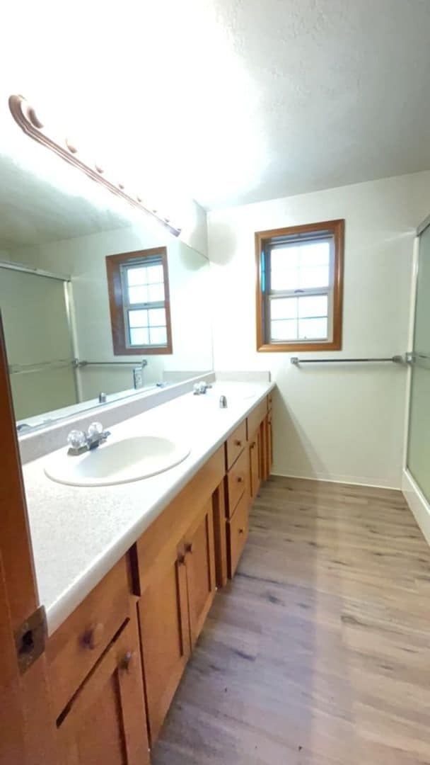 Building Photo - 3 Bedroom 2 Bath Single Family Home with F...