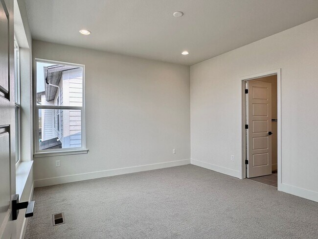 Building Photo - Luxury 3 Bedroom Townhome in the Heart of ...