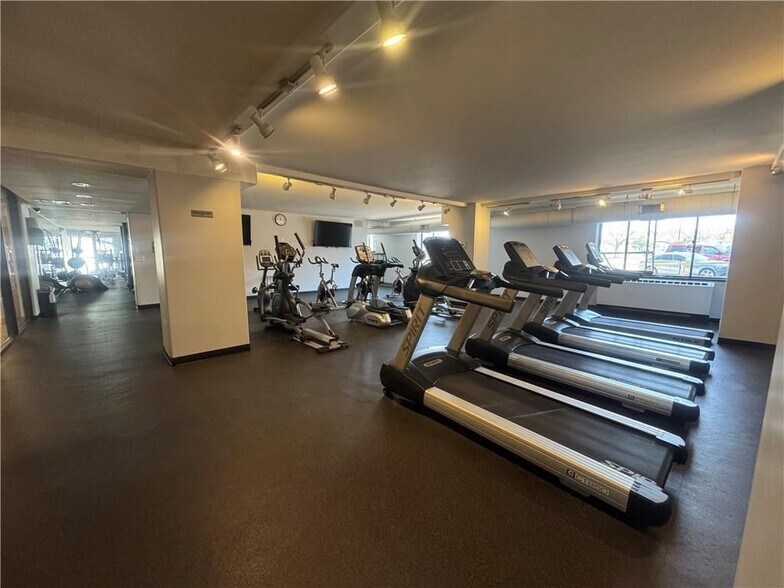 Building Photo - 700 E 8th St