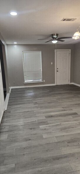 Building Photo - 324 Clary Dr