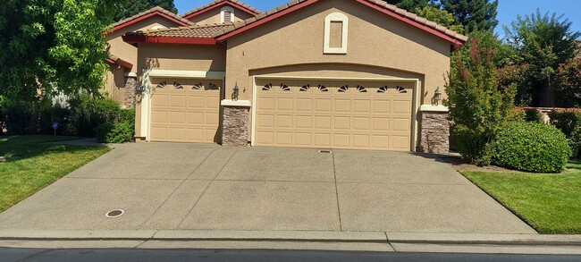 Building Photo - Gated: Single Story Heritage Oaks 3 Bedroom Plus Office/Den 3 Car Garage with lots of built in fo...