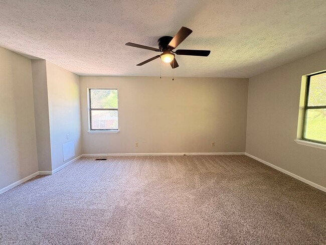 Building Photo - 901 Locke Dr