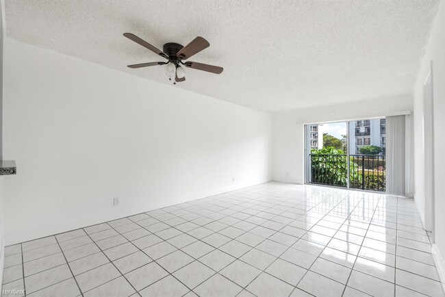 Building Photo - 2 br, 2 bath Condo - 8700 N Sherman Cir Ap...