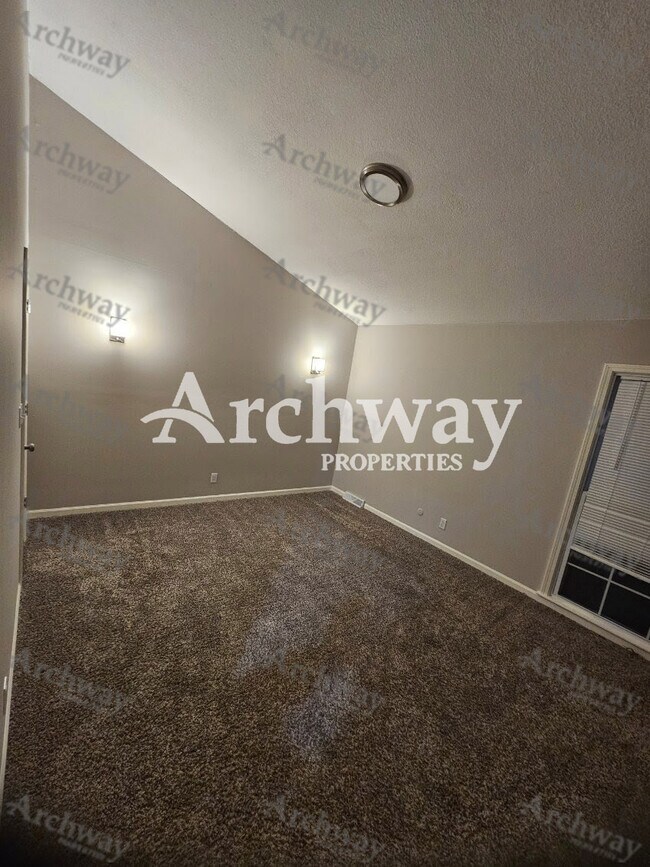 Building Photo - 1600 W Elm Terrace