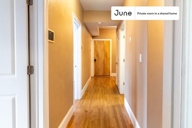 Building Photo - Private bedroom in 4 bed/2 bath Home