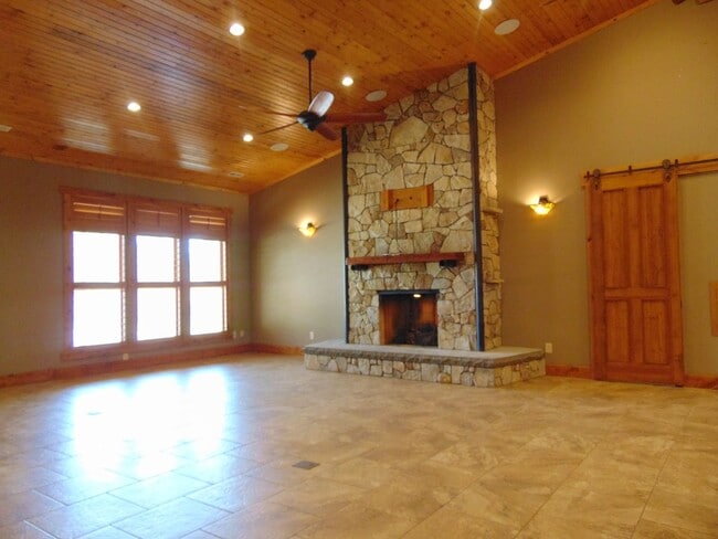 Building Photo - Majestic 3 Bed Mid MO Ranch!