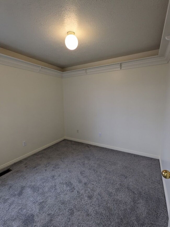 Building Photo - Layton 3 Bed Townhome with Garage & Fenced Yard – 2 Weeks Free!