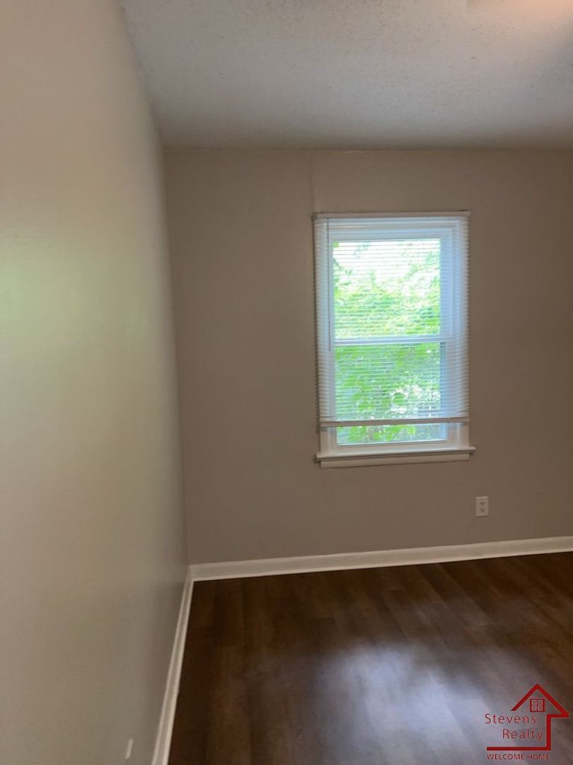 Building Photo - 712 Bronson St