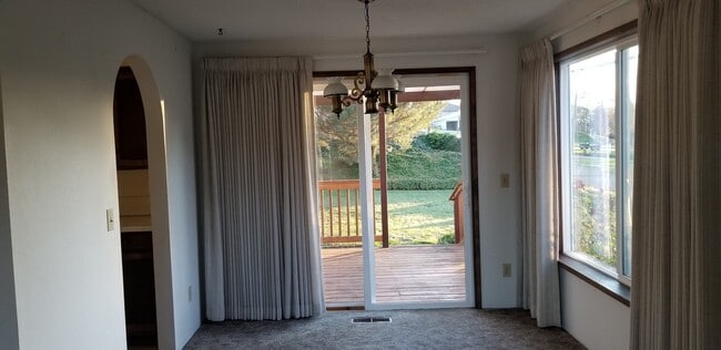 Building Photo - 3 bedroom, 2 bathroom home in well established neighborhood.