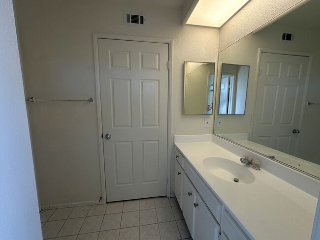 Building Photo - Spacious 4 Bed, 3 Bath Townhome in Gated W...