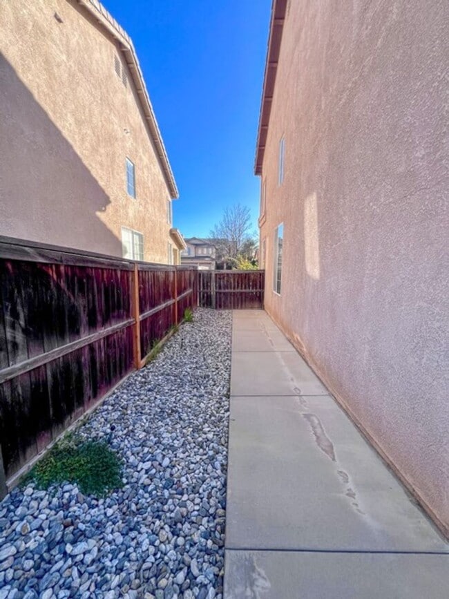 Building Photo - Large 4 bedroom Murrieta home with a loft ...