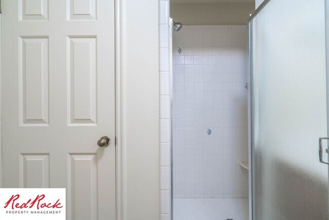 Building Photo - 3 Bedroom End Unit Home in Downtown St. Ge...