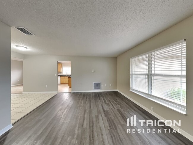 Building Photo - 111 Ravenway Dr
