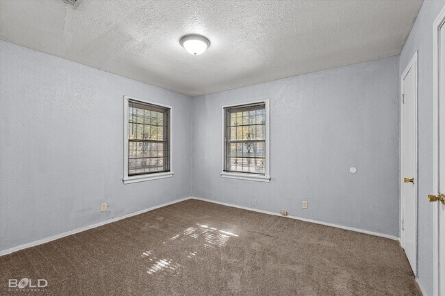 Building Photo - 2754 Lakehurst Ave