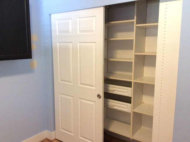 Building Photo - Le and Delisi - Bellevue Duplex