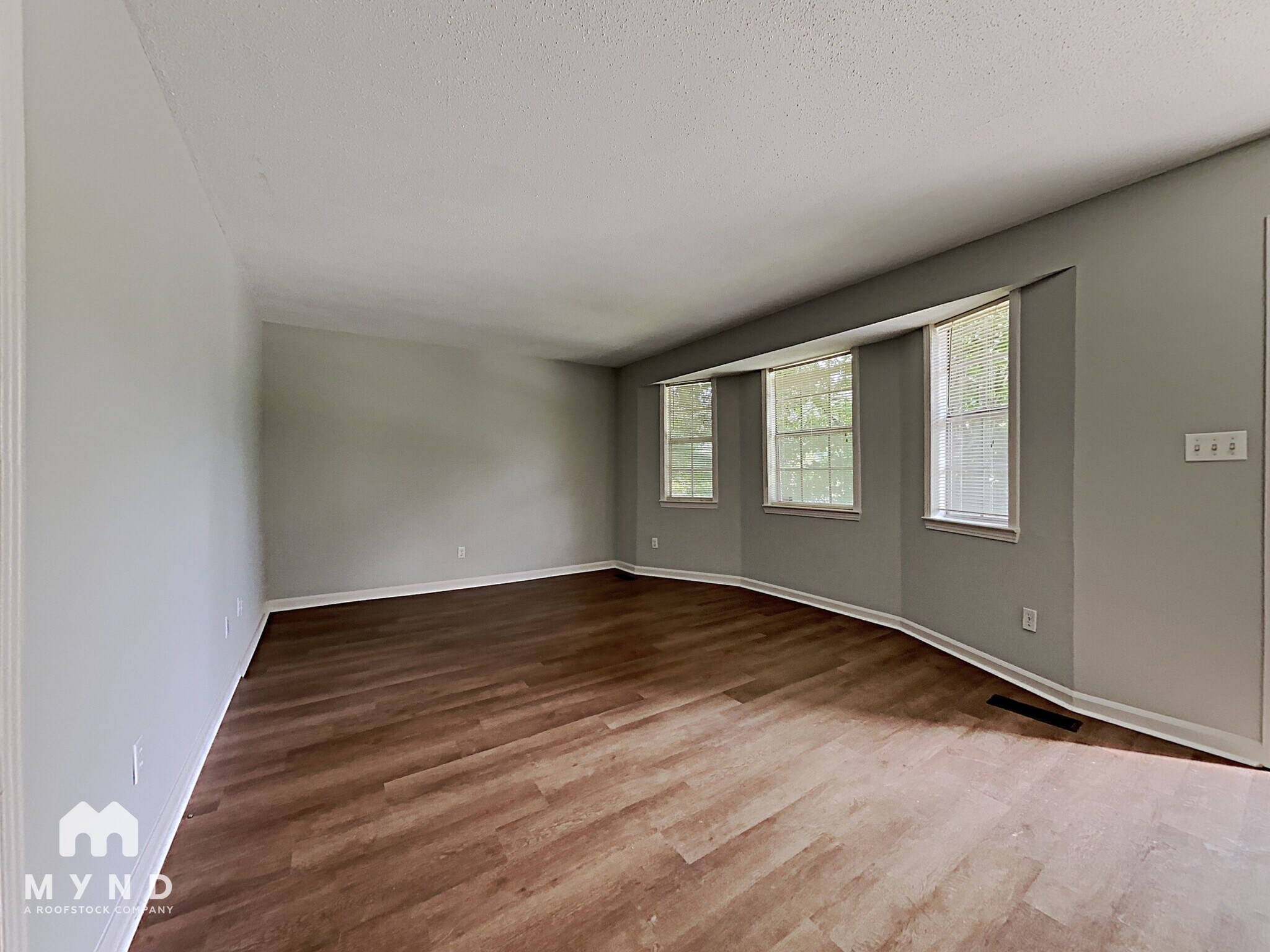 Building Photo - 2624 Garry St