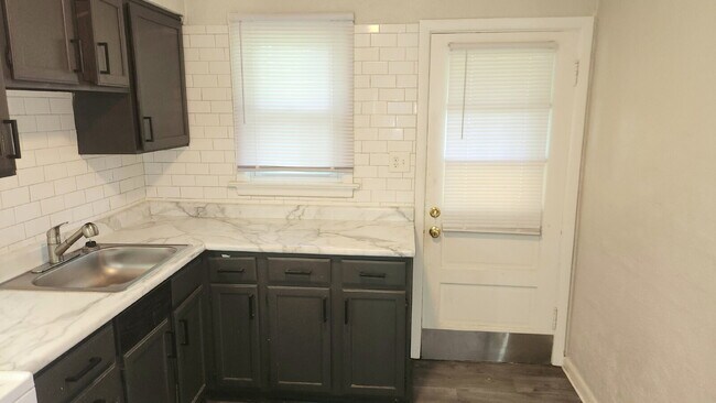 Building Photo - "Charming 3-Bed Home with Gleaming Hardwood Floors on Jackson Ave, Berkeley!"