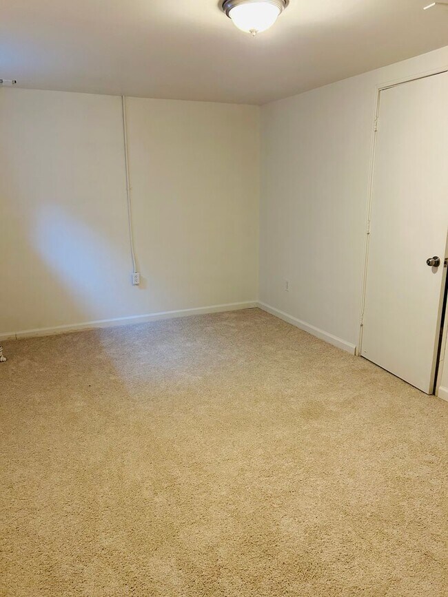 Building Photo - Beautifully Updated Townhome in Prime Loca...