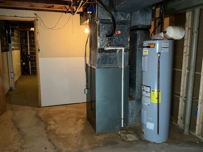 Building Photo - Very well maintained 4BR 2.5BA Colonial mo...