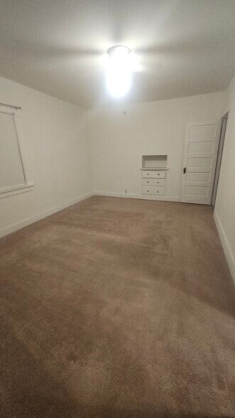 Building Photo - 314 W Ave 43