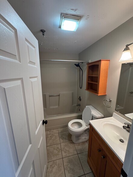 Bathroom - 471 Silver St